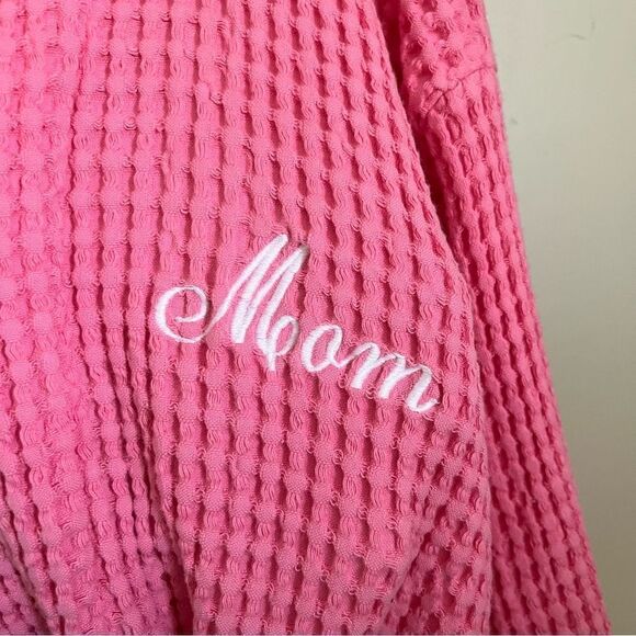 The Company Store Waffle Robe Pink “Mom” Embroidery - Picture 2 of 8